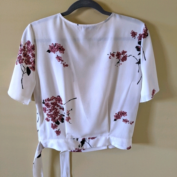 Women's floral wrap blouse - Picture 2 of 4
